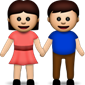 Garçon et une fille se tenant la main